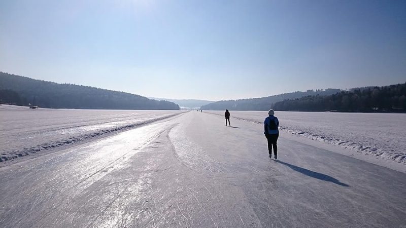Eislaufbahn auf dem Lipno-Stausee