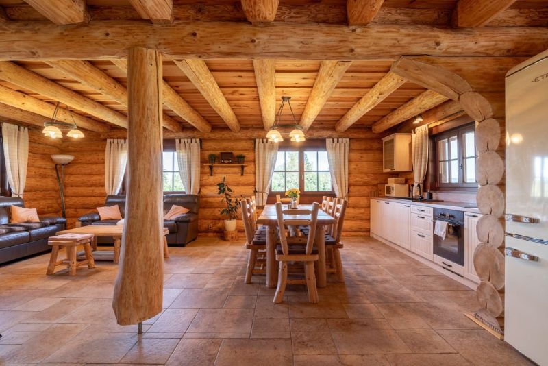 Interiér srubového apartmánu